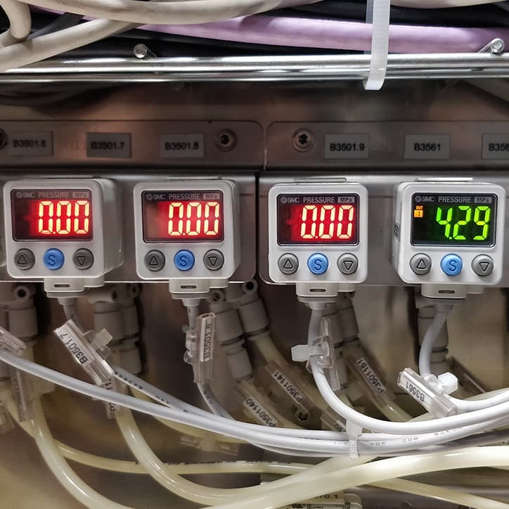 Componenti interni di quadro elettrico per automazione