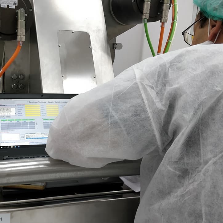 Tecnico Eurosystem che utilizza Dimacs (Gestione Tarature) durante un intervento in ambiente farmaceutico