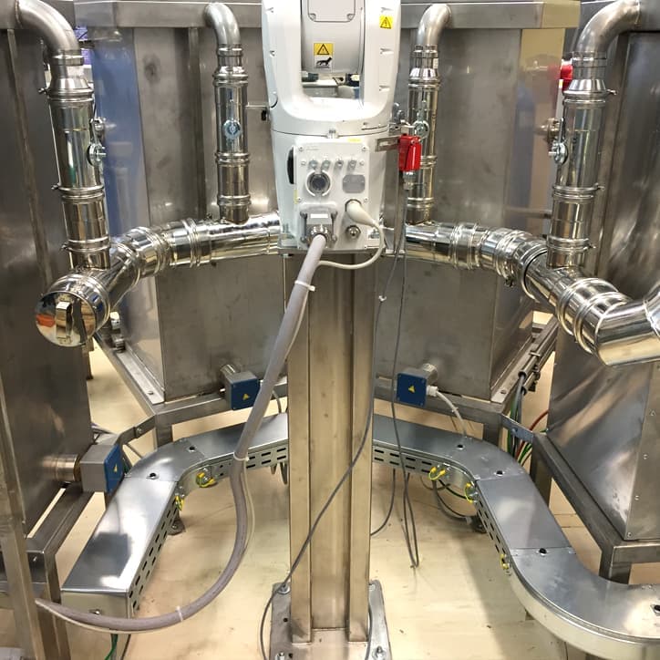 Dettaglio di componenti e cablaggi per automazione industriale